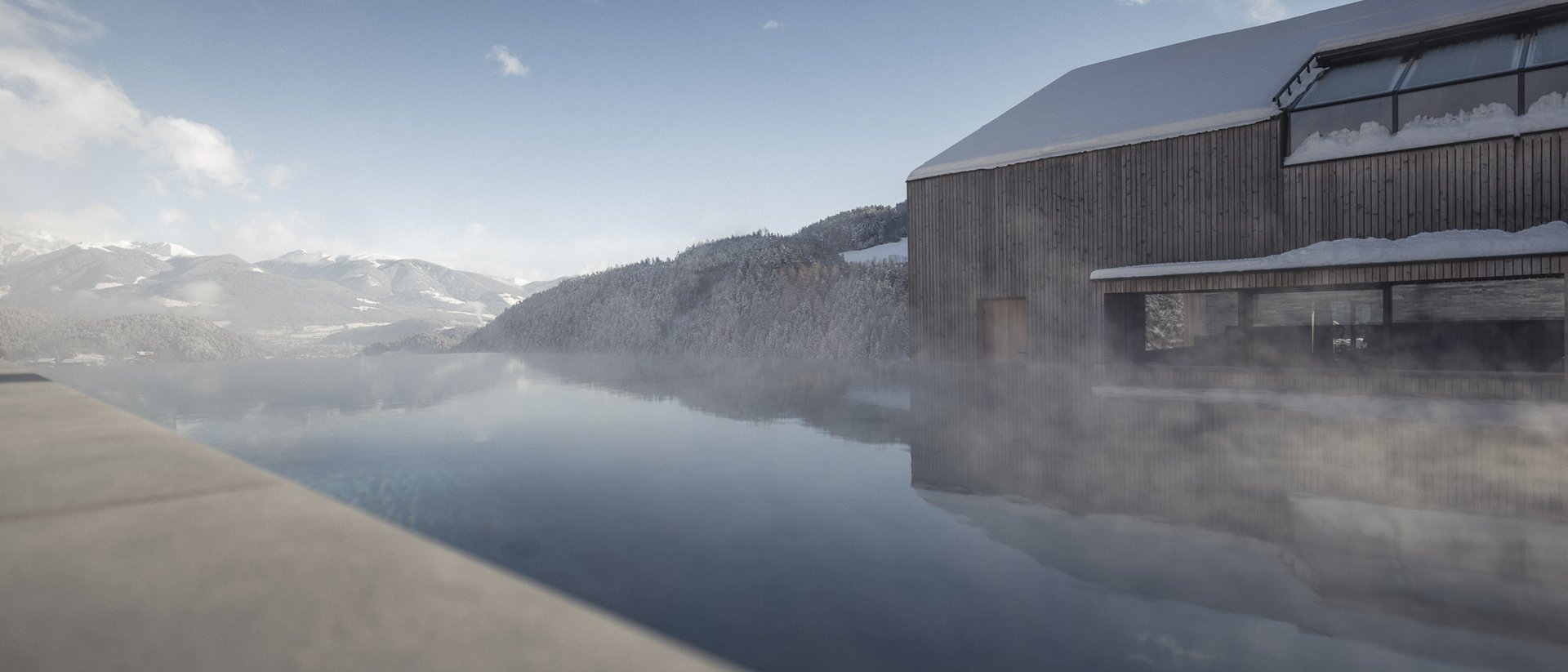 Erfüllender Urlaub in Ihrem Luxus-Chalet in Südtirol Holzhaus mit schneebedecktem Dach neben einem ruhigen See in den Bergen