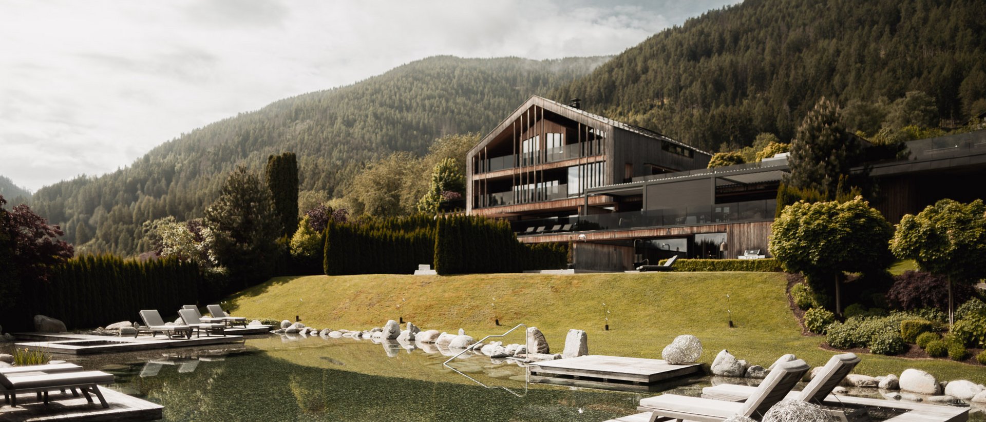 Erfüllender Urlaub in Ihrem Luxus-Chalet in Südtirol Moderner Holzalpenhaus mit natürlichem Schwimmteich und Bergkulisse