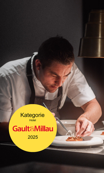Erfüllender Urlaub in Ihrem Luxus-Chalet in Südtirol Koch präzisiert Gericht in gehobener Küche mit Gault&Millau Hotel Kategorie 2025