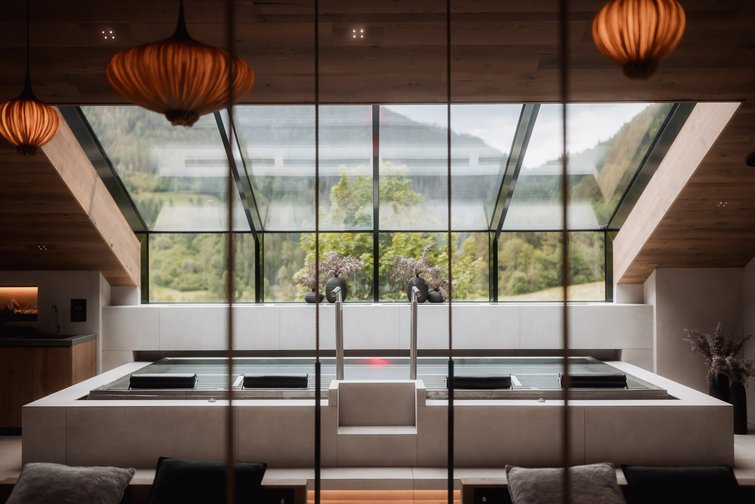 Erfüllender Urlaub in Ihrem Luxus-Chalet in Südtirol Modernes Wellnessbad mit großer Badewanne und Panoramafenster mit Bergblick