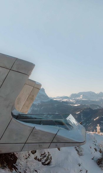 Ihre Hotels in Südtirol: die Heimat der Fülle Modernes Gebäude mit Panoramablick auf verschneite Berge und Sonnenlicht