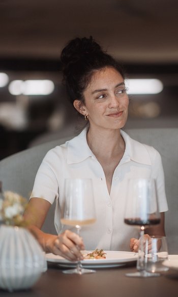 Ihre Hotels in Südtirol: die Heimat der Fülle Paar beim Abendessen im Restaurant mit Wein und gedämpftem Licht