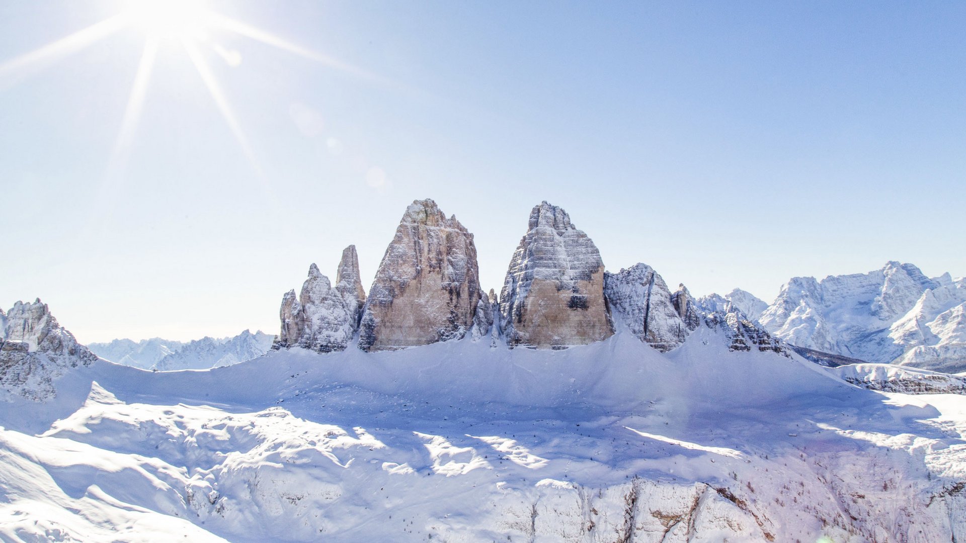 Ihre Hotels in Südtirol: die Heimat der Fülle Sonnige verschneite Bergspitzen der Dolomiten bei klarem Himmel