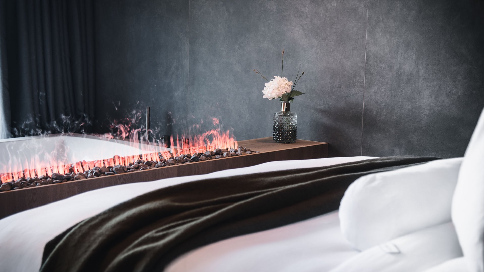 Ihre Hotels in Südtirol: die Heimat der Fülle Modernes Schlafzimmer mit Kamin und dekorativer Vase