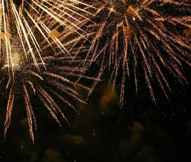 Ihre Hotels in Südtirol: die Heimat der Fülle Goldene Feuerwerkslichter leuchten nachts am Himmel auf