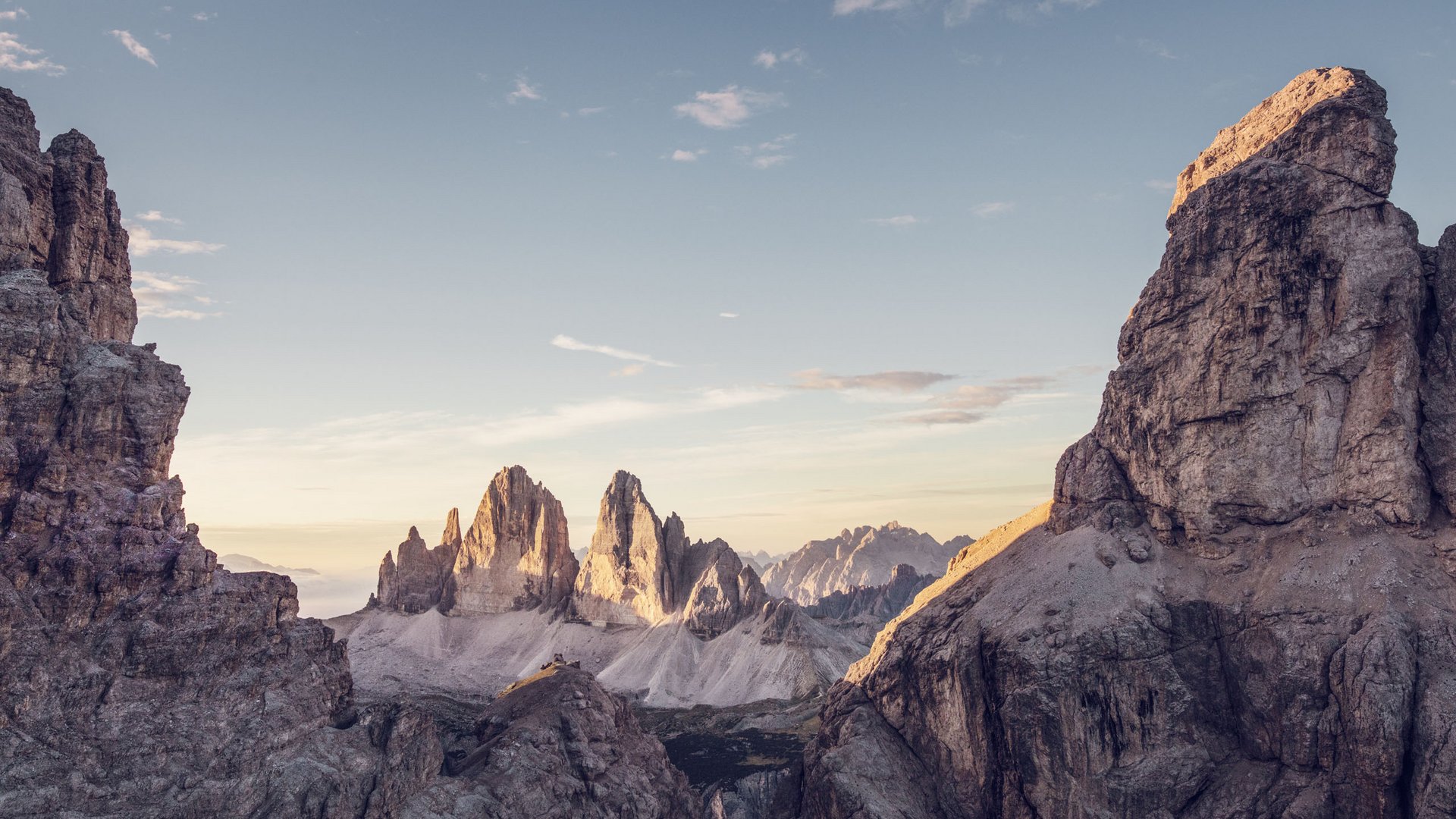 Ihre Hotels in Südtirol: die Heimat der Fülle Blick auf die Dolomiten mit Felsen im Sonnenlicht bei klarem Himmel