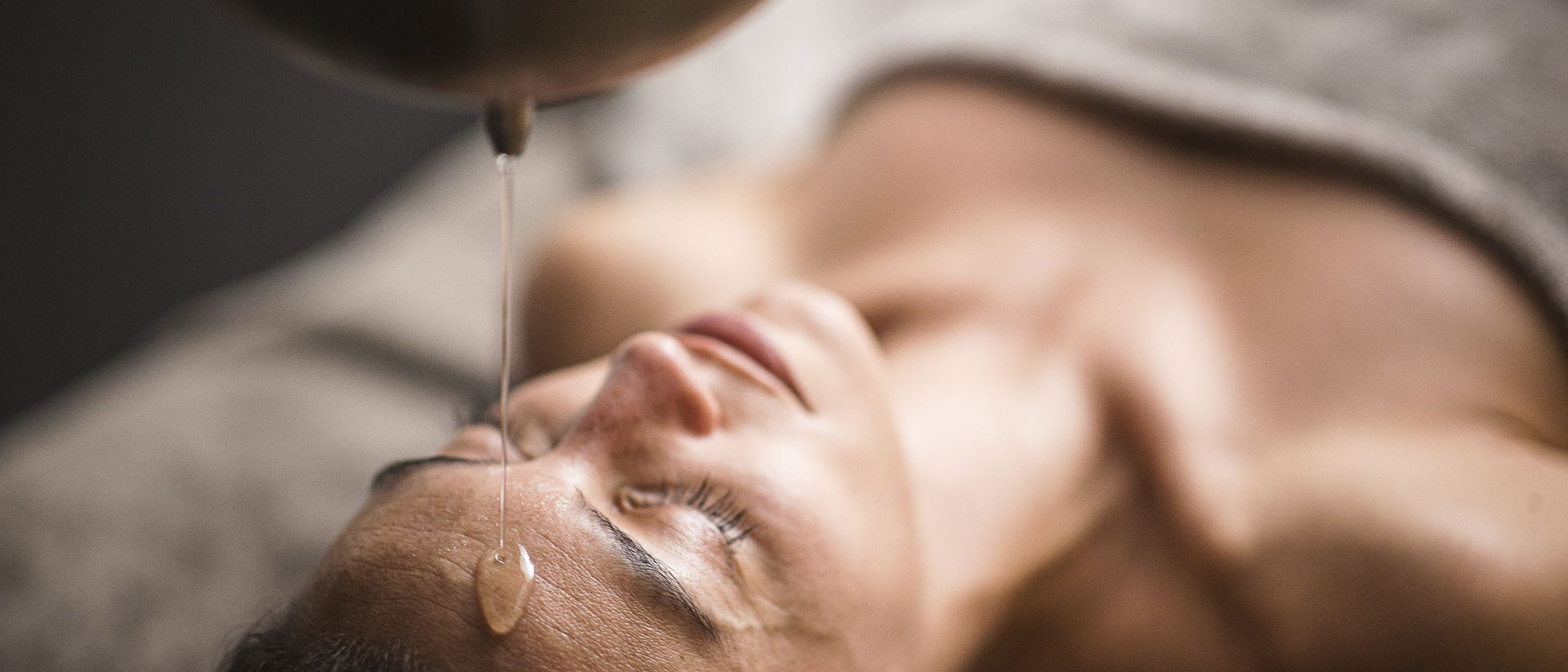 Shirodhara-Massage: entspannender Stirnölguss
