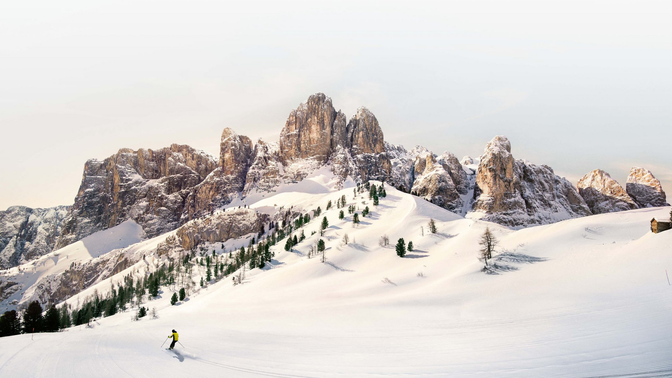 Ihre Hotels in Südtirol: die Heimat der Fülle Skifahrer auf schneebedecktem Hang vor gebirgiger Landschaft